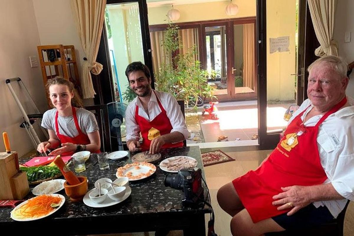 un gruppo di persone sedute a un tavolo con del cibo