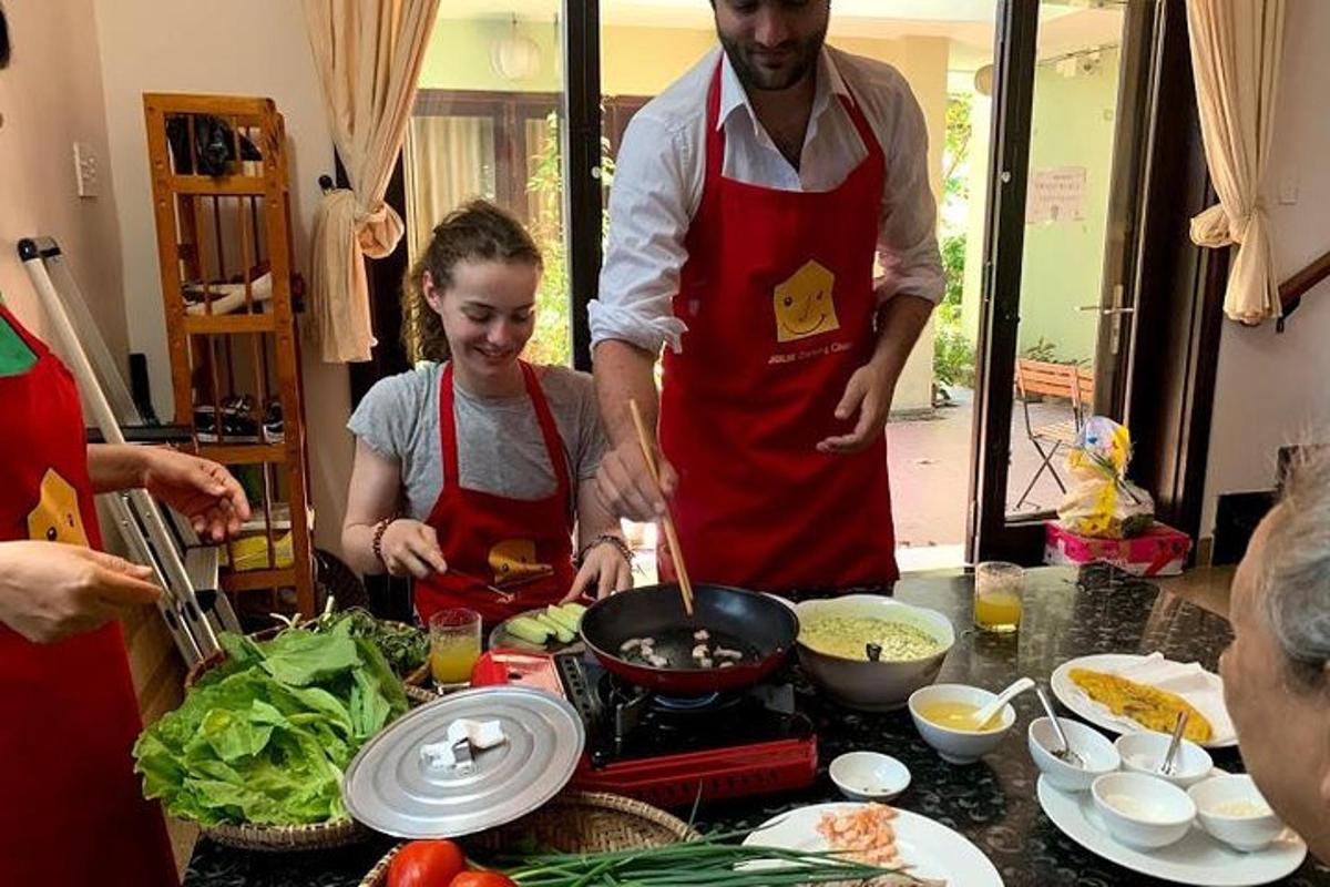 un gruppo di persone in cucina che preparano il cibo