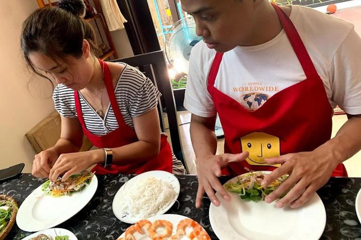 un uomo e una donna che preparano il cibo sui piatti