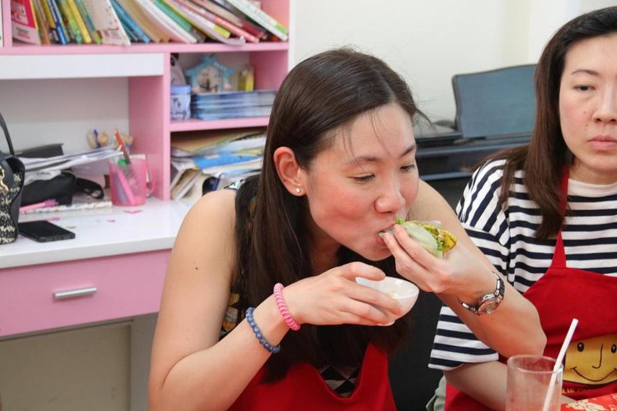 uma mulher comendo um sanduíche com outra mulher