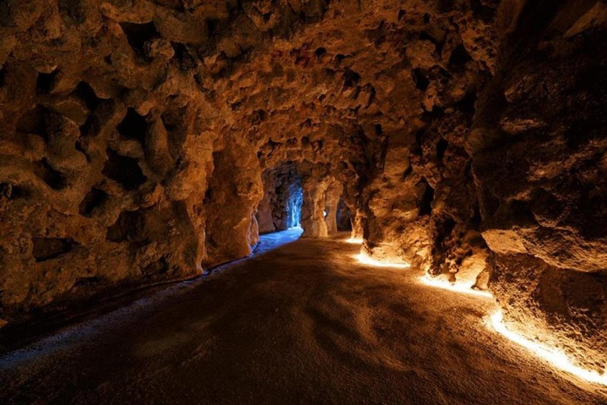 tunel v jeskyni se světly