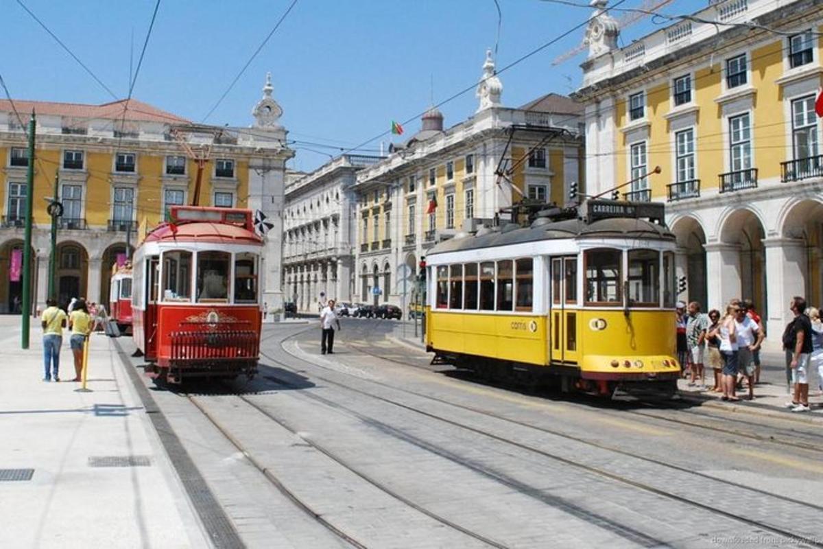 Dos tranvías en una calle de una ciudad