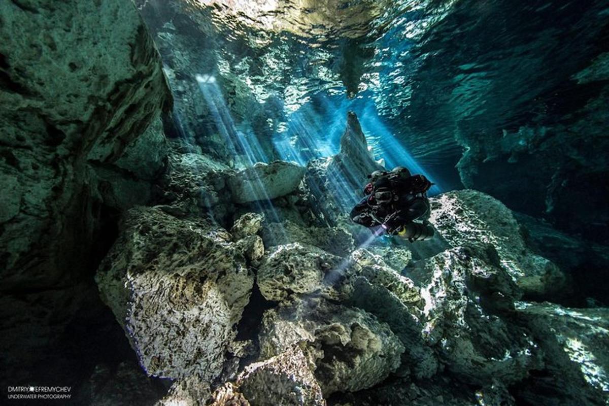 un fotografo sta scattando una foto delle rocce nell'acqua