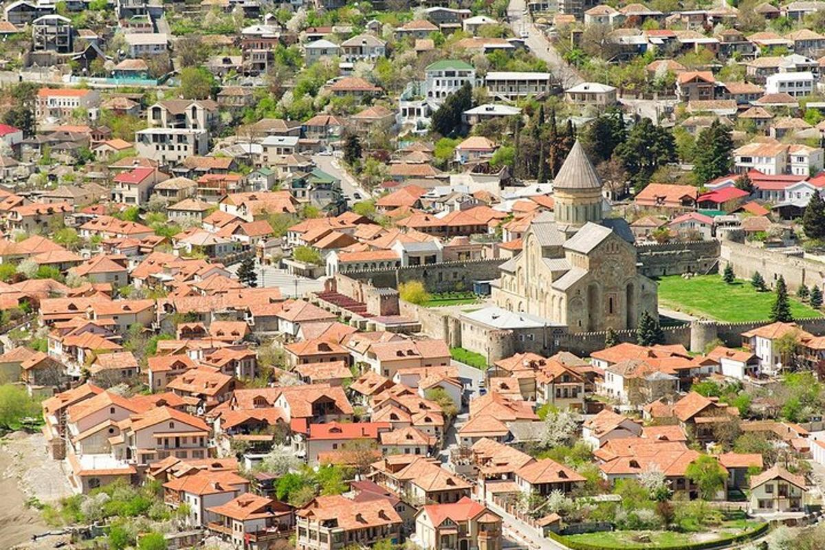 una vista aerea di una città con case e una chiesa