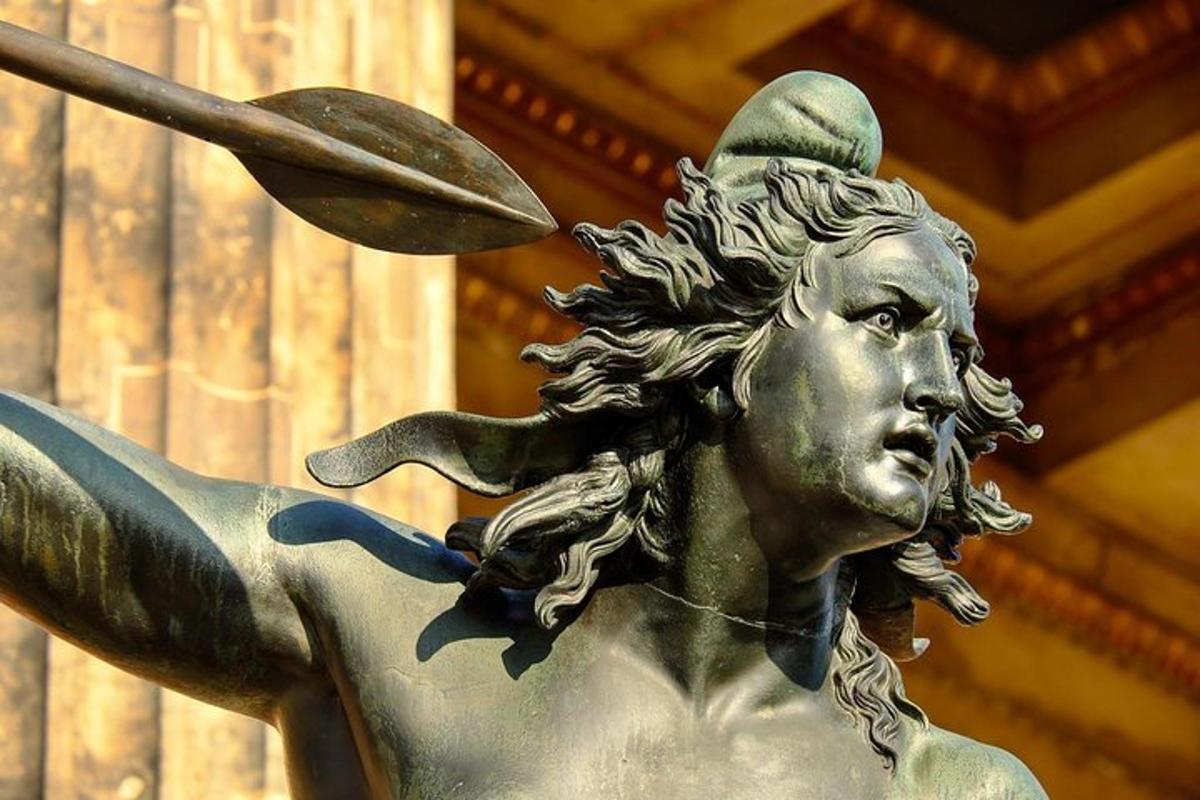 una statua di una donna che tiene in mano una mazza da baseball