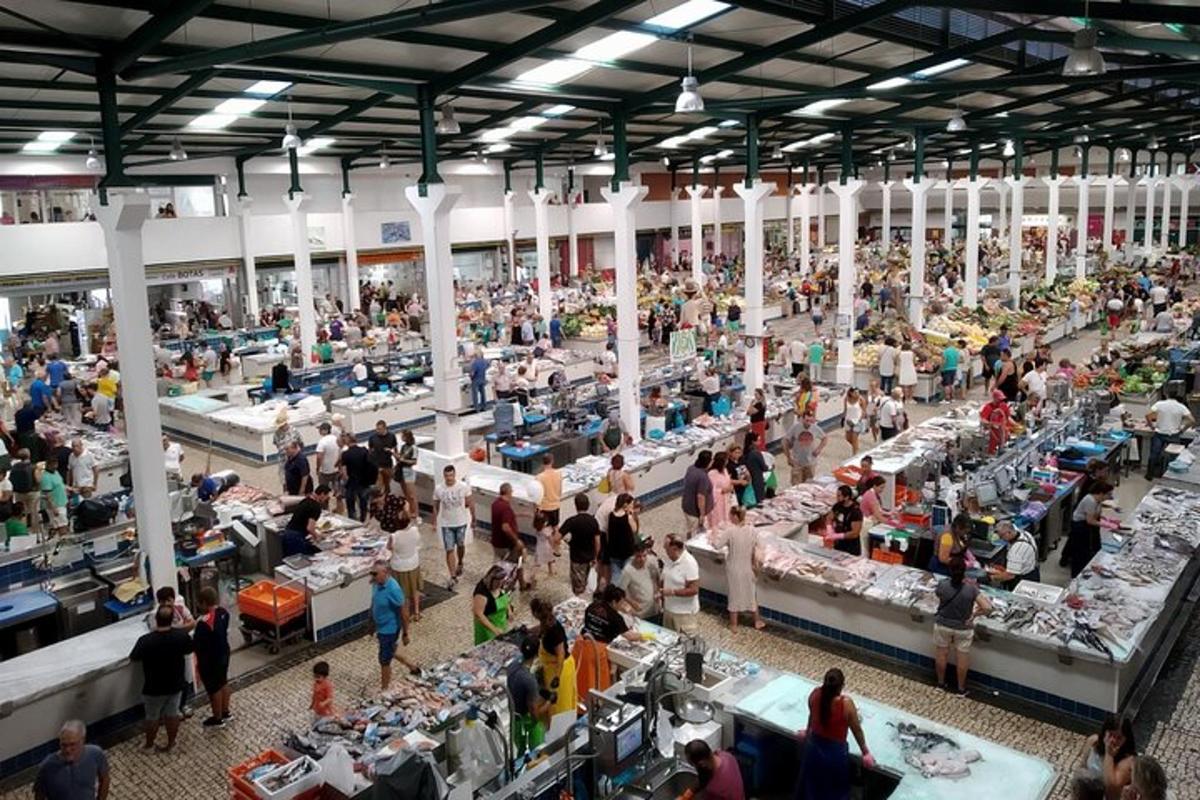 một nhóm người trong một khu chợ có bàn