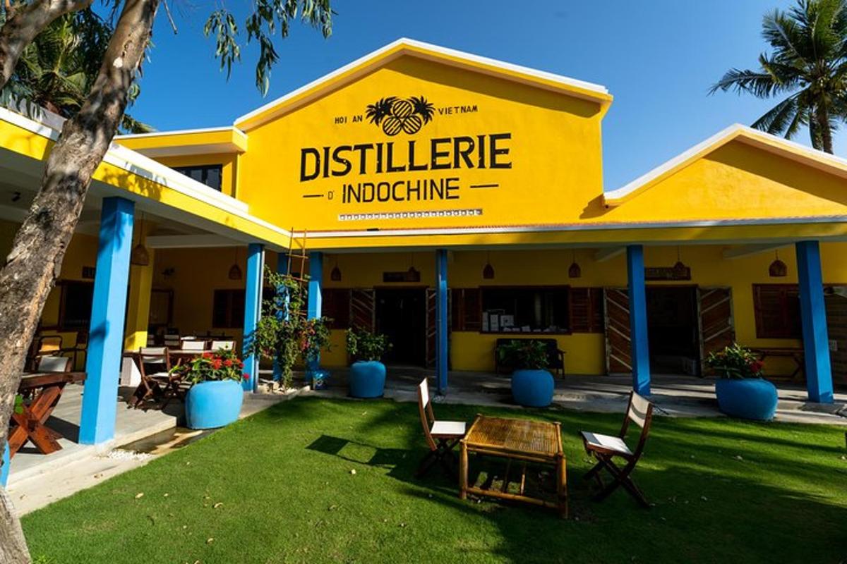 un edificio giallo con un cartello per un ristorante