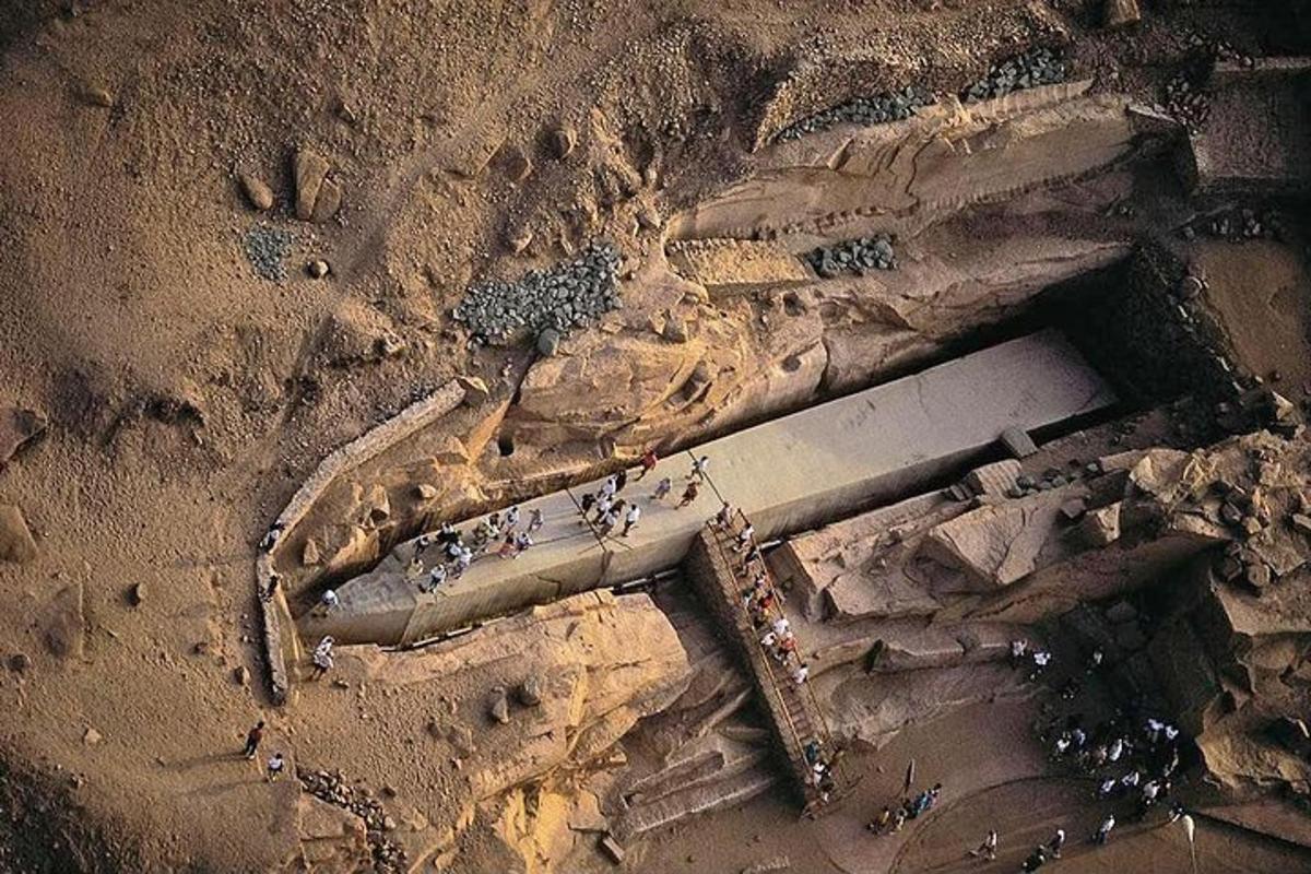 uma vista aérea de um edifício na terra