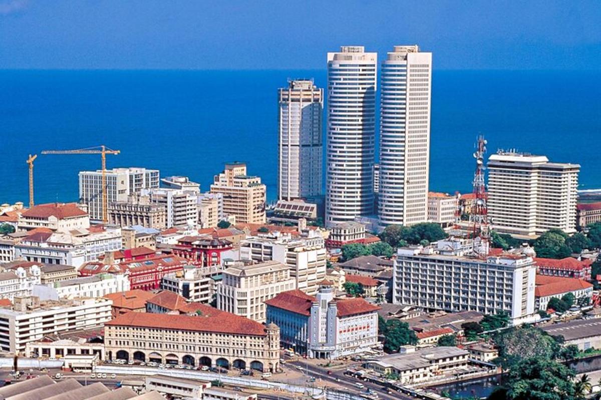 una grande città con edifici alti e palazzi