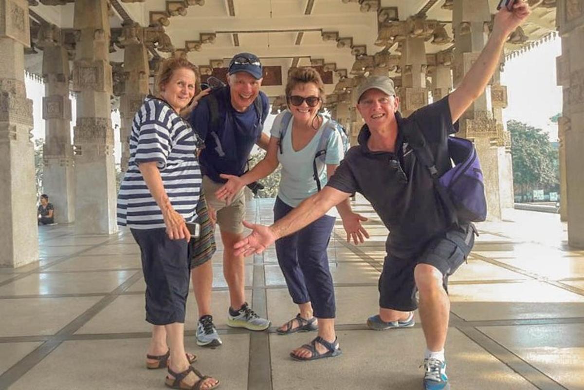 un gruppo di persone che posano per una foto in un edificio