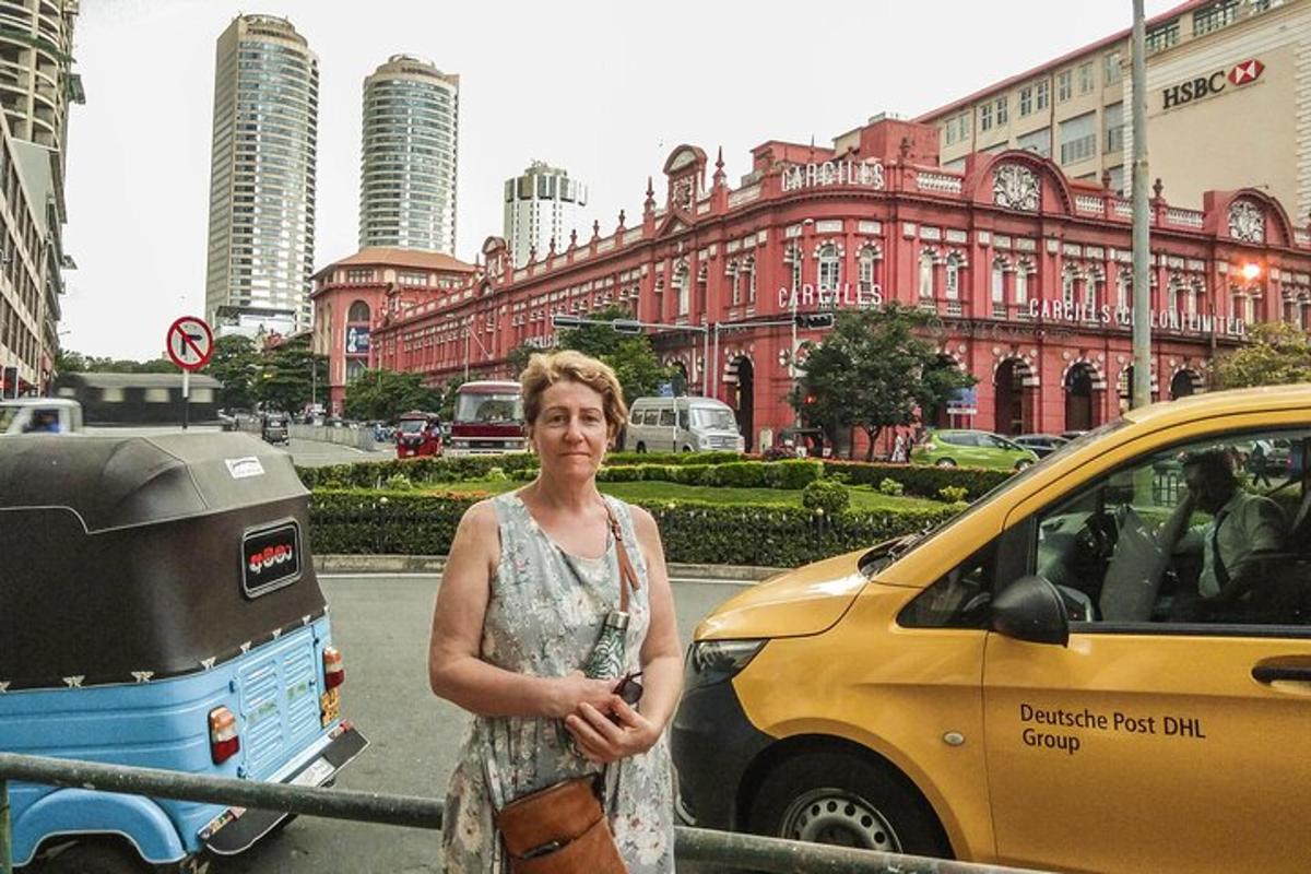 seorang wanita berdiri di depan taksi kuning