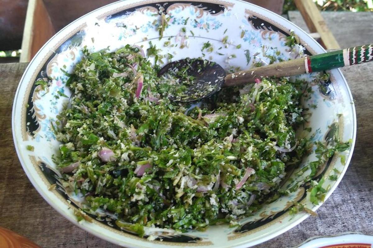 en bolle med salat med en skje i