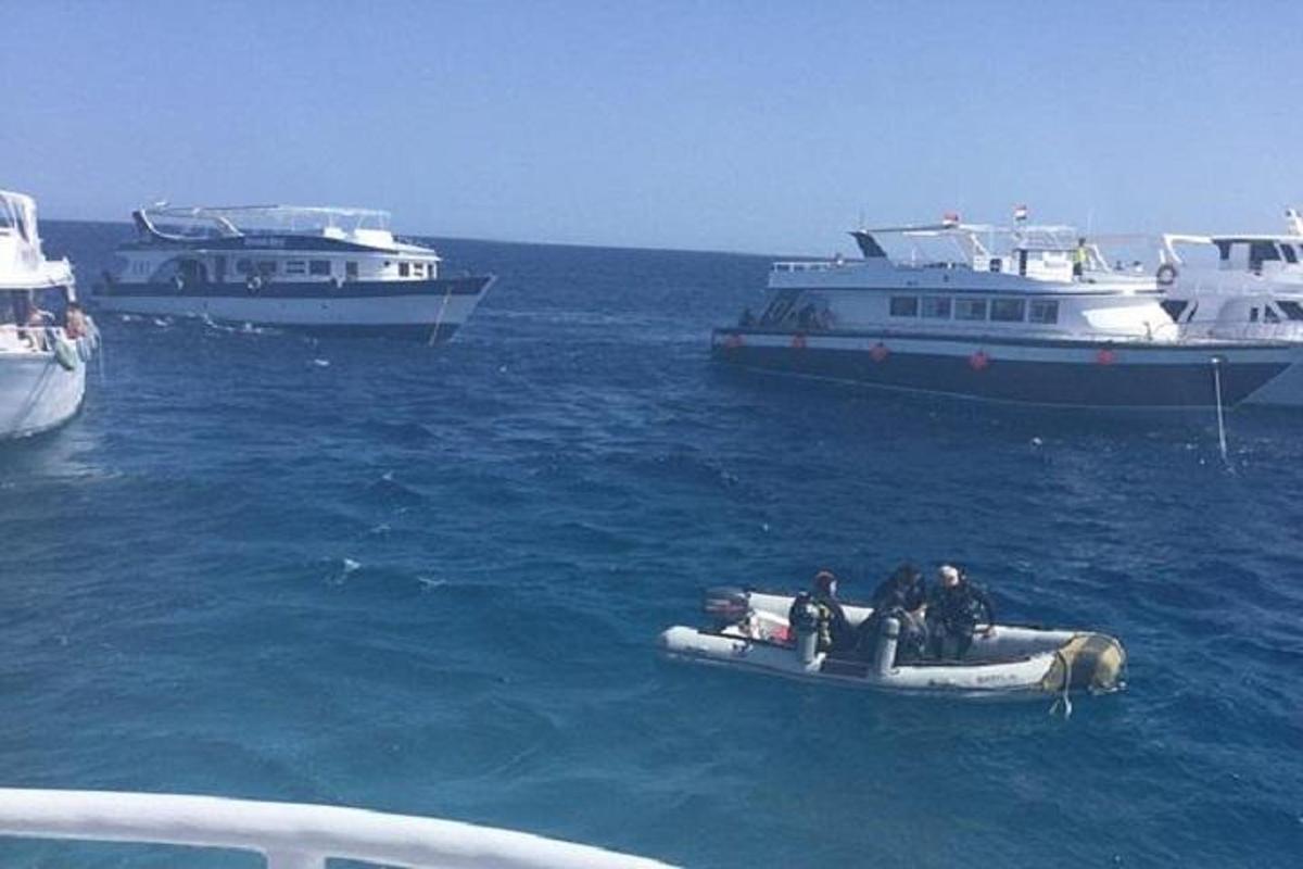 due persone su una zattera in acqua con le barche