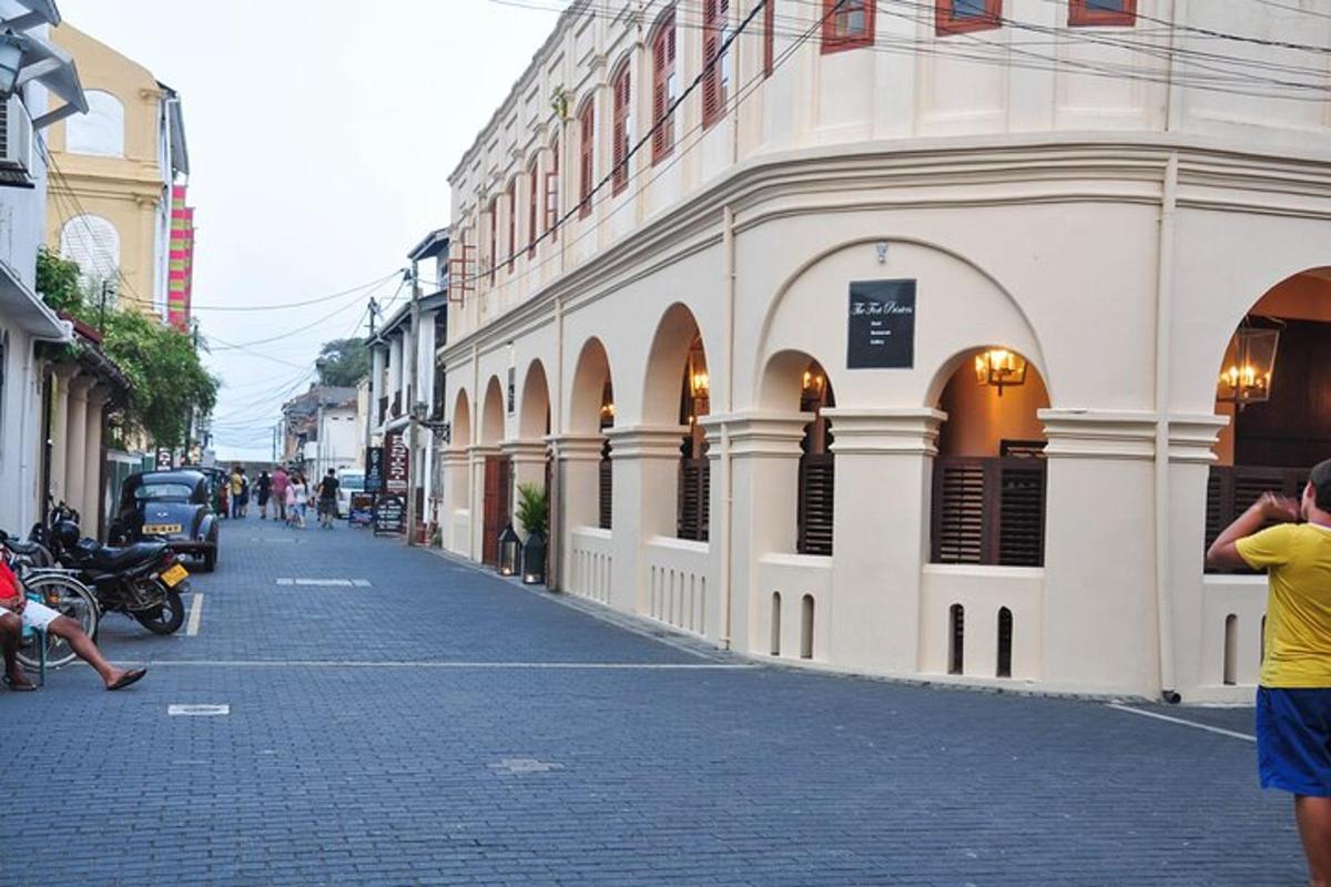 seorang lelaki mengambil gambar bangunan di jalan