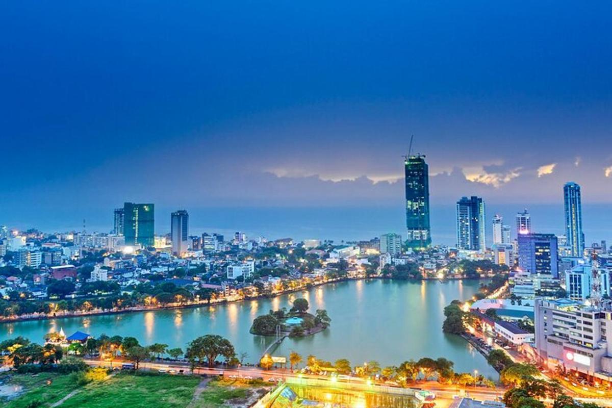 una vista di una città con un fiume e degli edifici