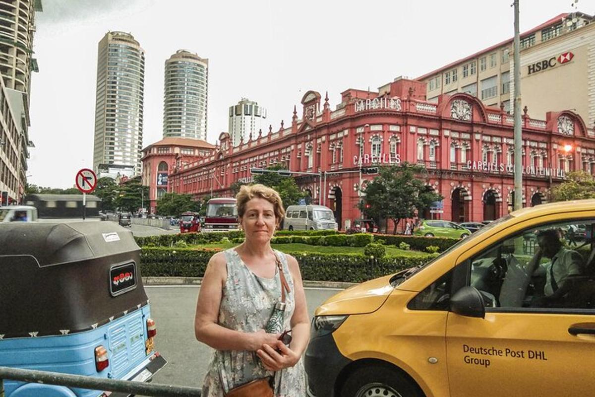 una donna in piedi davanti a un taxi giallo