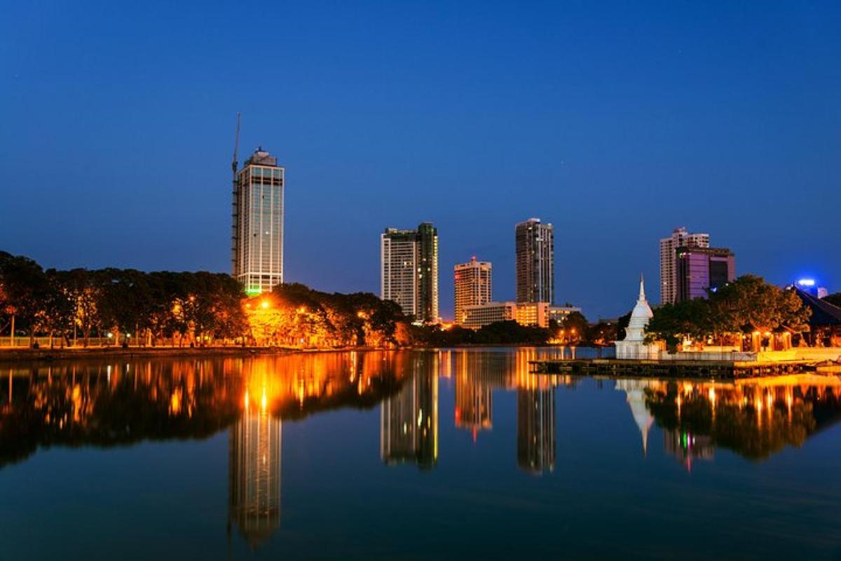 mestno obzorje ponoči z veliko vodno površino
