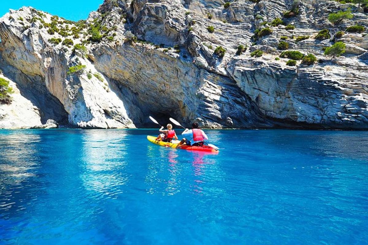 δύο άτομα σε καγιάκ σε υδάτινο σώμα