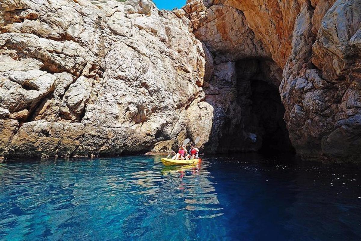 μια ομάδα ανθρώπων σε μια σανίδα κουπί στο νερό