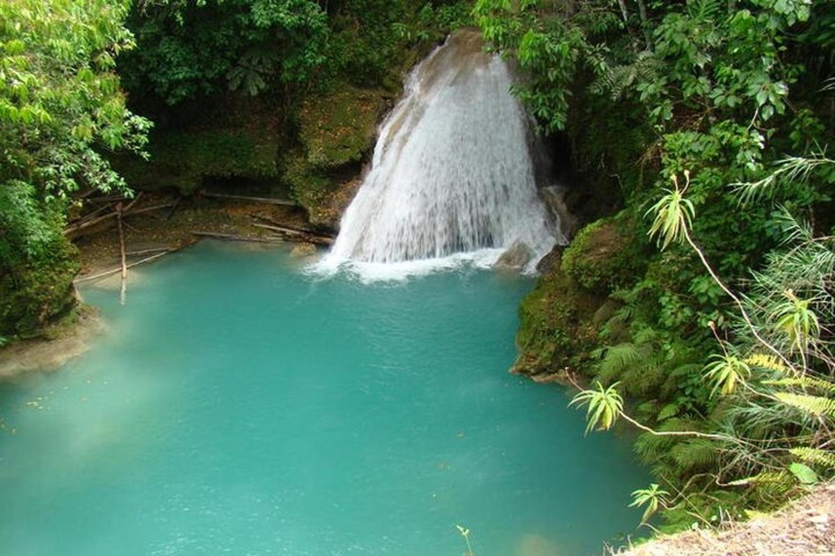 una cascada en medio de una piscina de agua azul