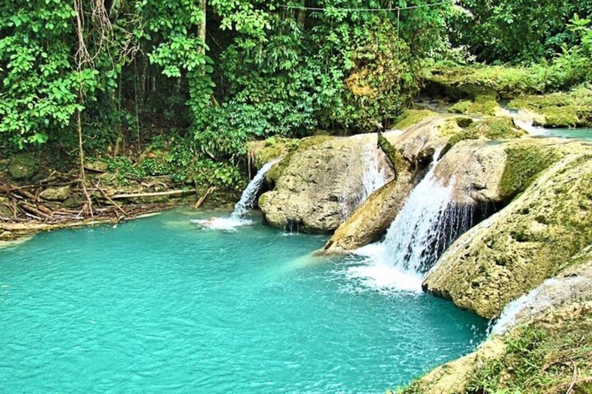 un charco de agua en un río con rocas