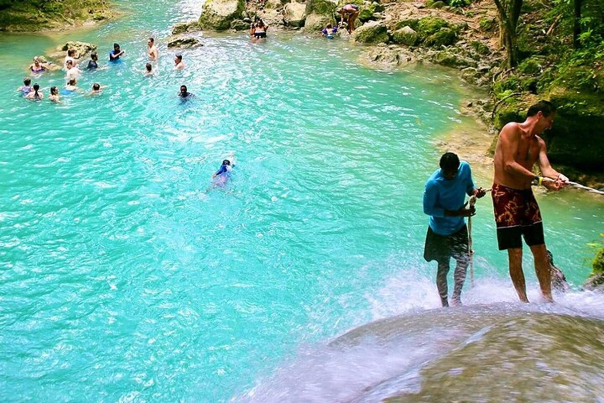 un grupo de personas nadando en un río