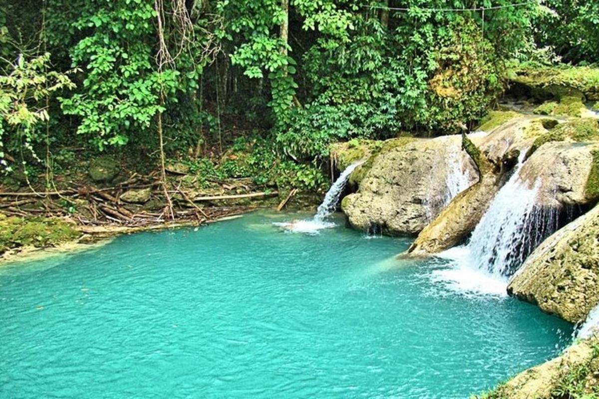 Un charco de agua azul en un río con rocas