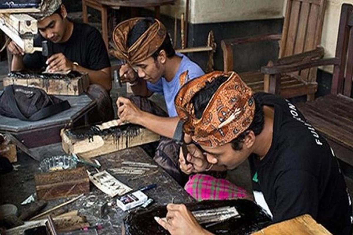 um grupo de homens trabalhando em uma máquina de costura