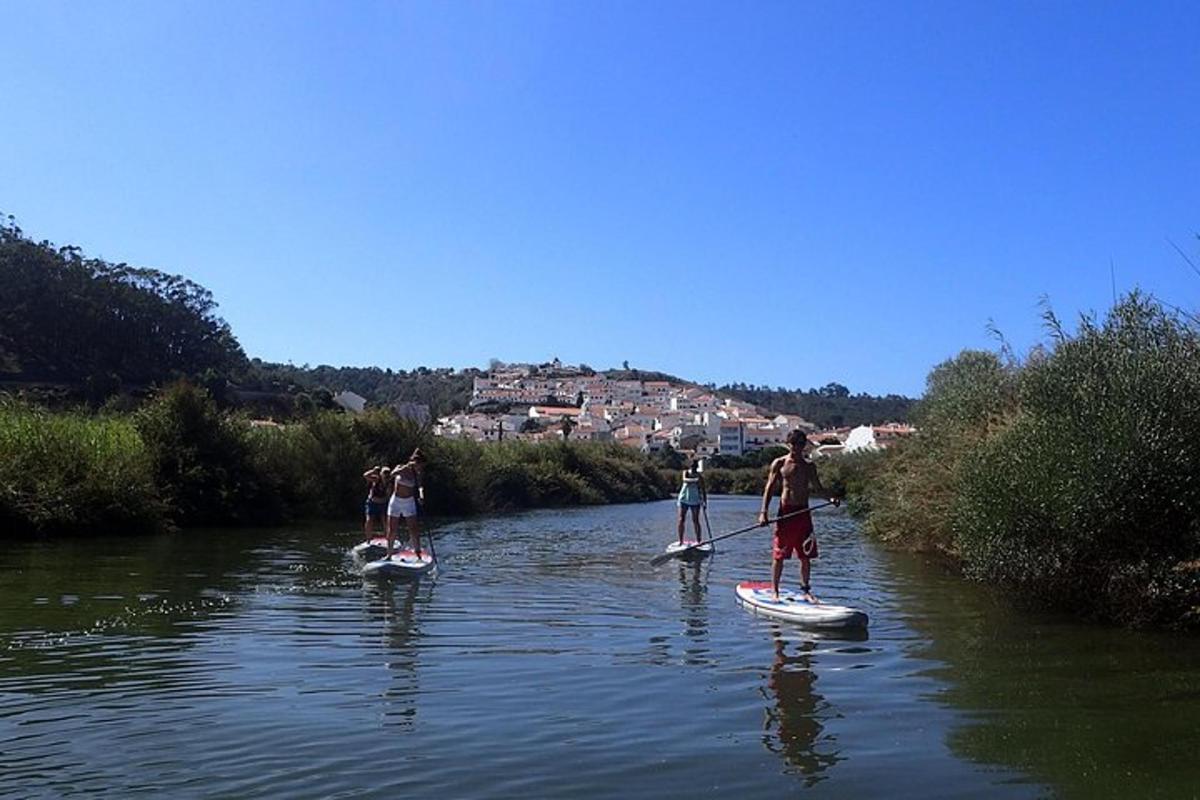 skupina lidí na paddleboardech na řece