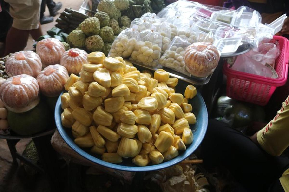 un étalage de fruits et légumes sur une table