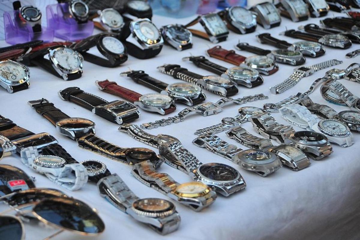 un gruppo di orologi e altri orologi su un tavolo
