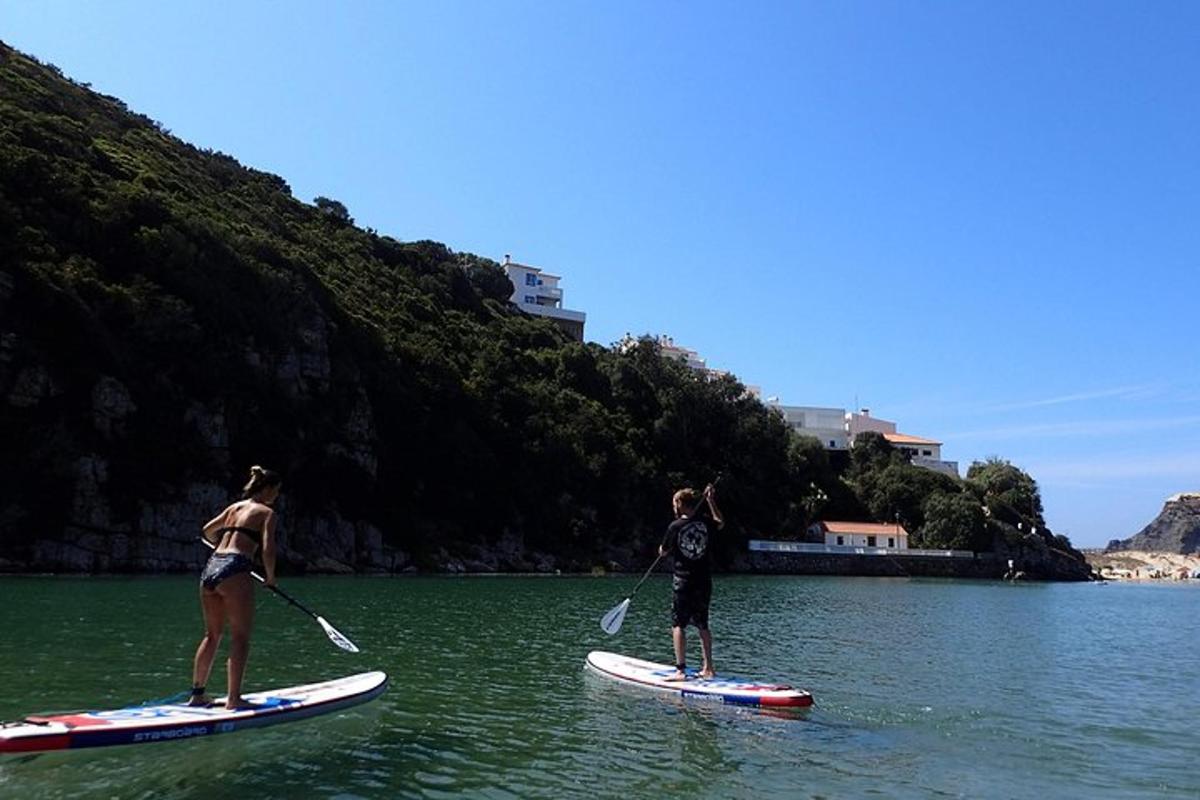 dvě ženy na paddleboardech ve vodě