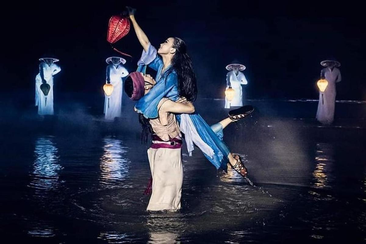 isang babaeng nakatayo sa tubig sa isang entablado