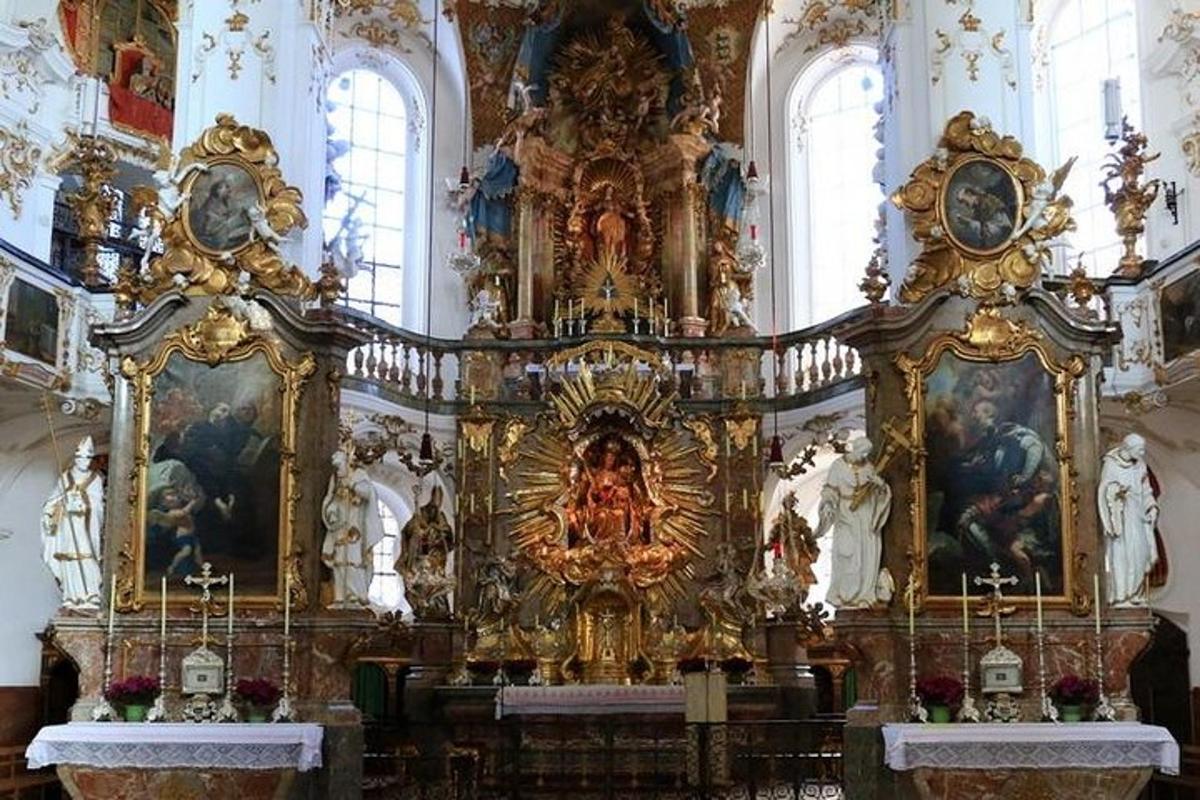 suur altar kirikus, millel on kellad