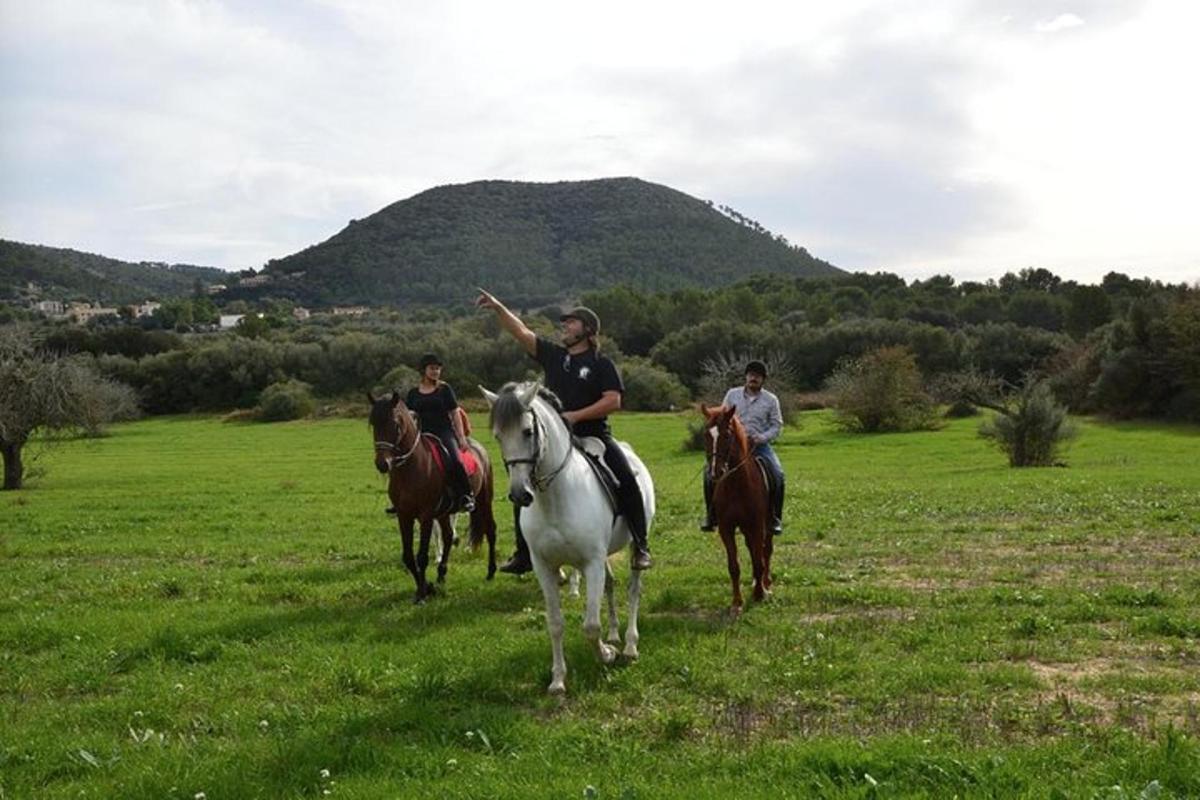 un gruppo di persone a cavallo in un campo