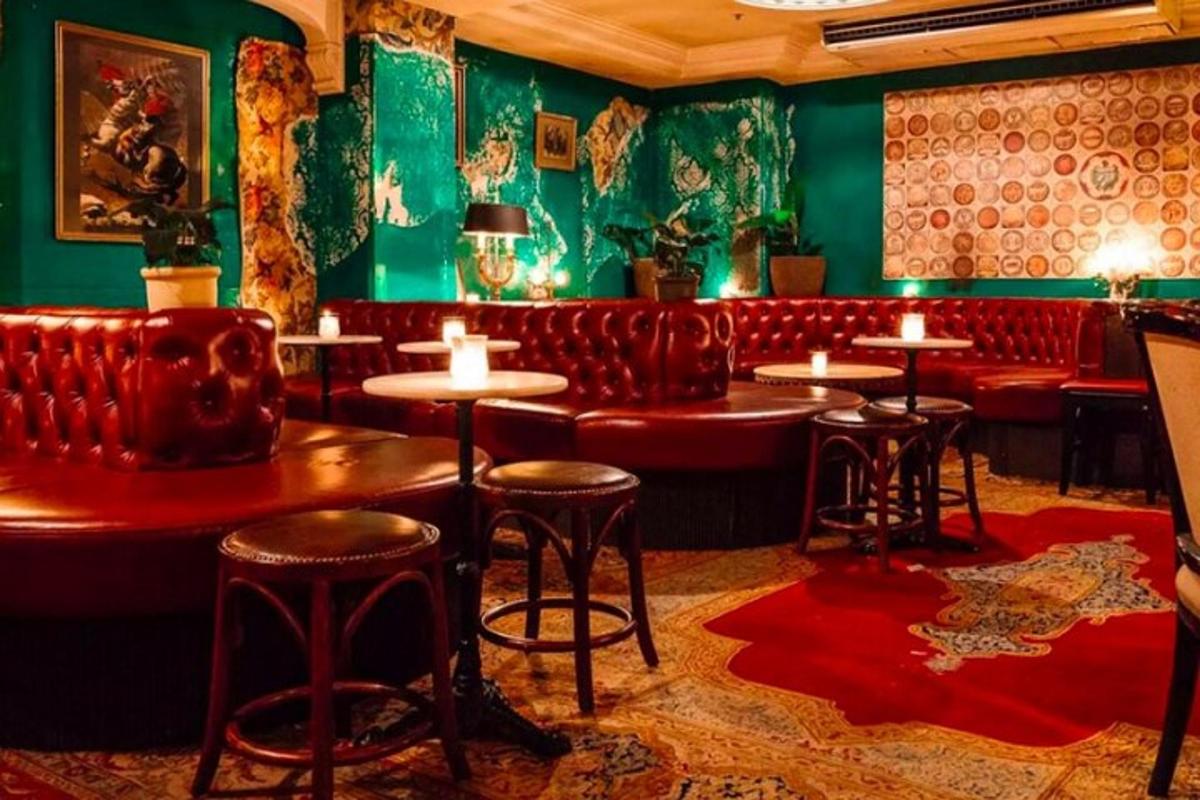 một quầy bar có ghế da màu đỏ và bàn ghế