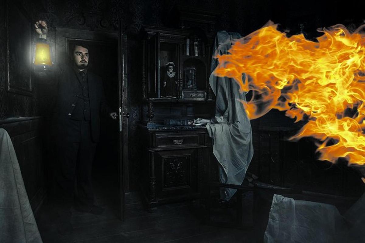 Un hombre está parado en una habitación con un fuego.