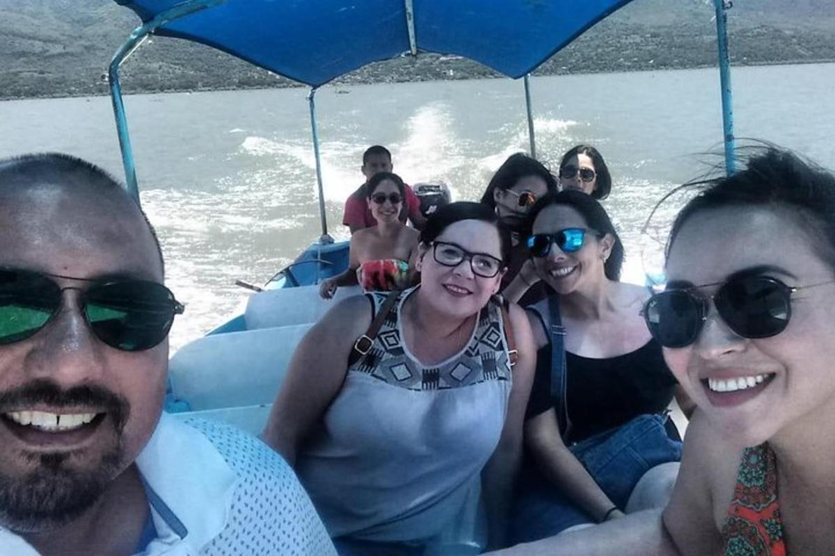 un grup de oameni pe o barcă pe apă
