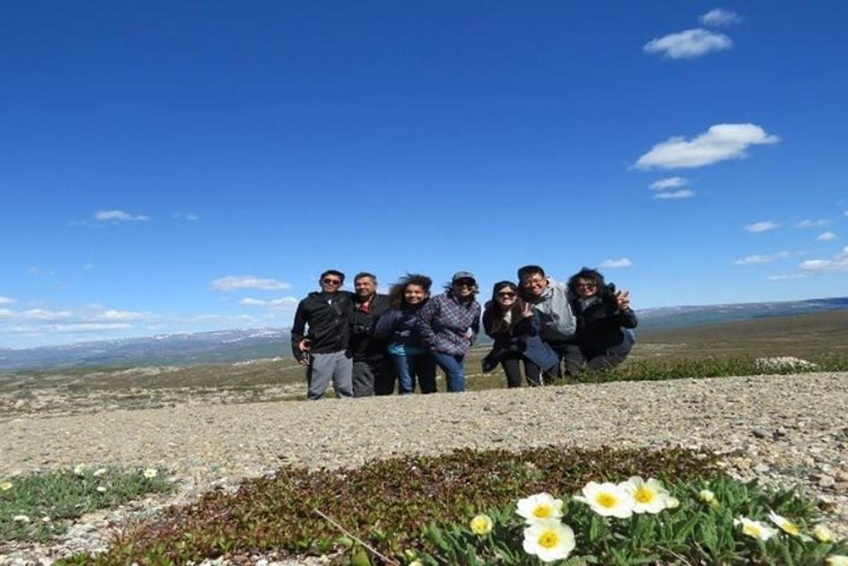 un grup de persones dretes al cim d'un turó