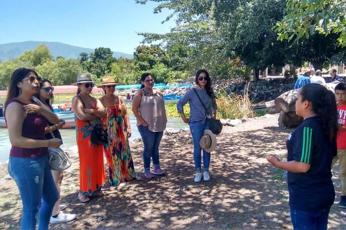 un grup de femei care stau lângă apă