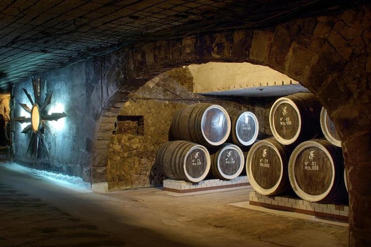 una fila di botti di vino in un tunnel