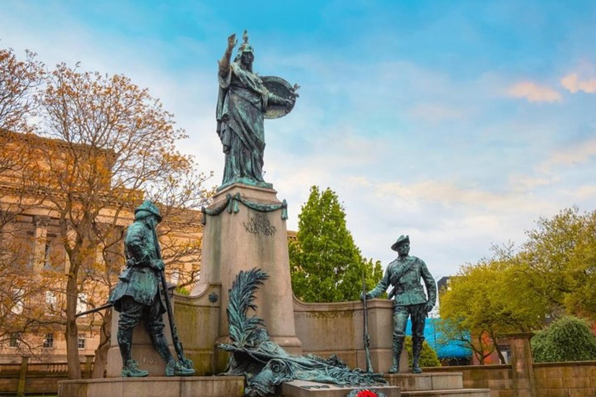 una estatua de un hombre de pie encima de un monumento