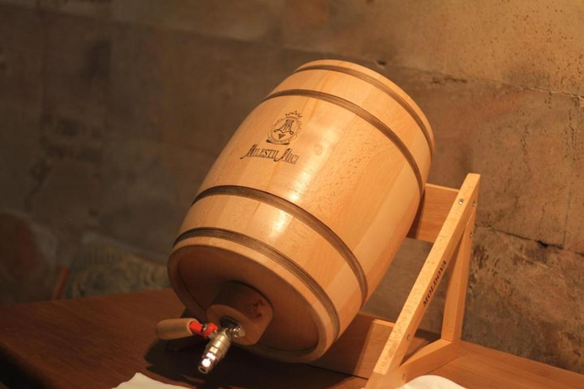 una botte di vino appoggiata su un supporto di legno