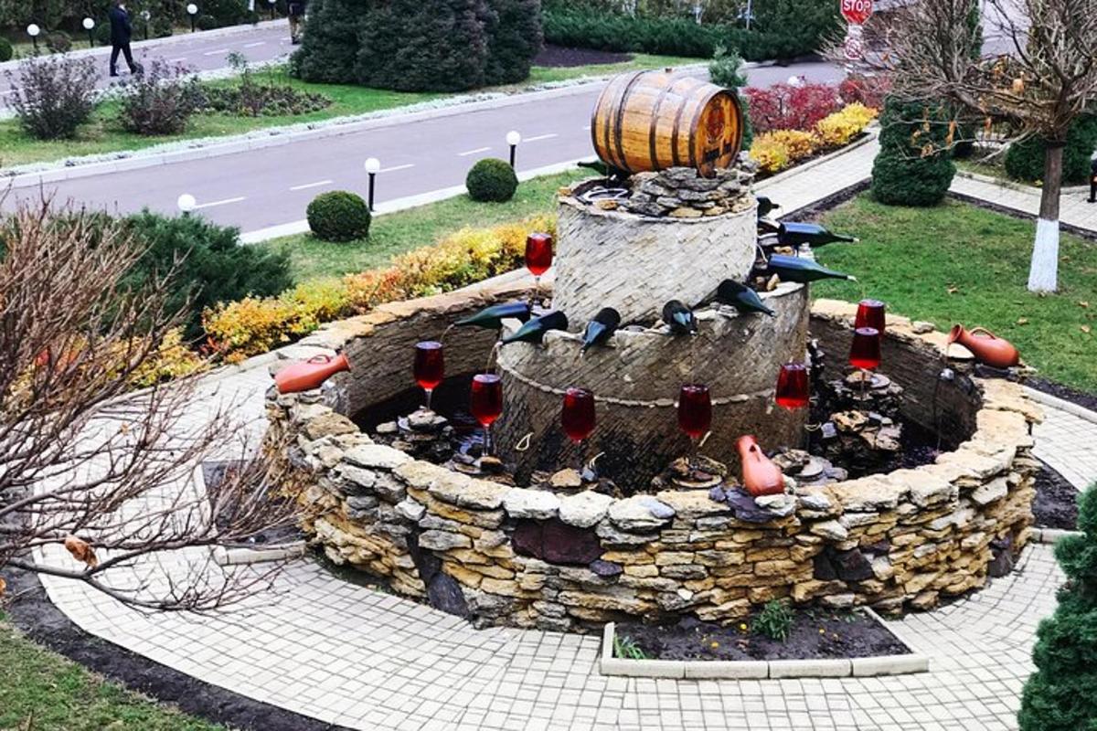 una statua di una fontana d'acqua in un giardino