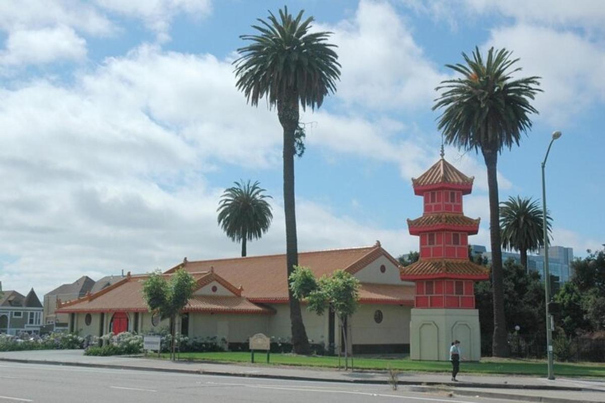 un edificio con due palme di fronte