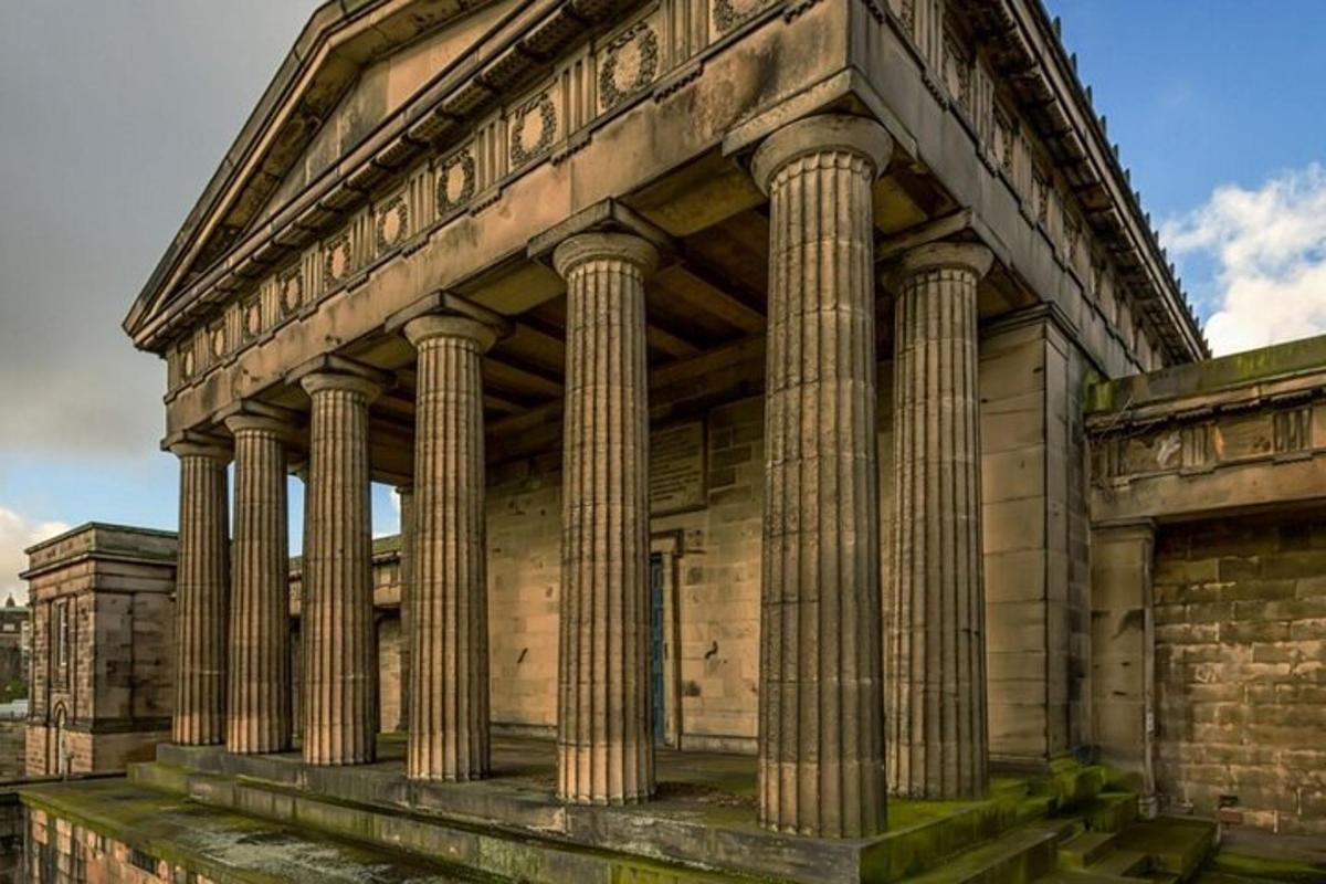 un gran edifici amb columnes als costats