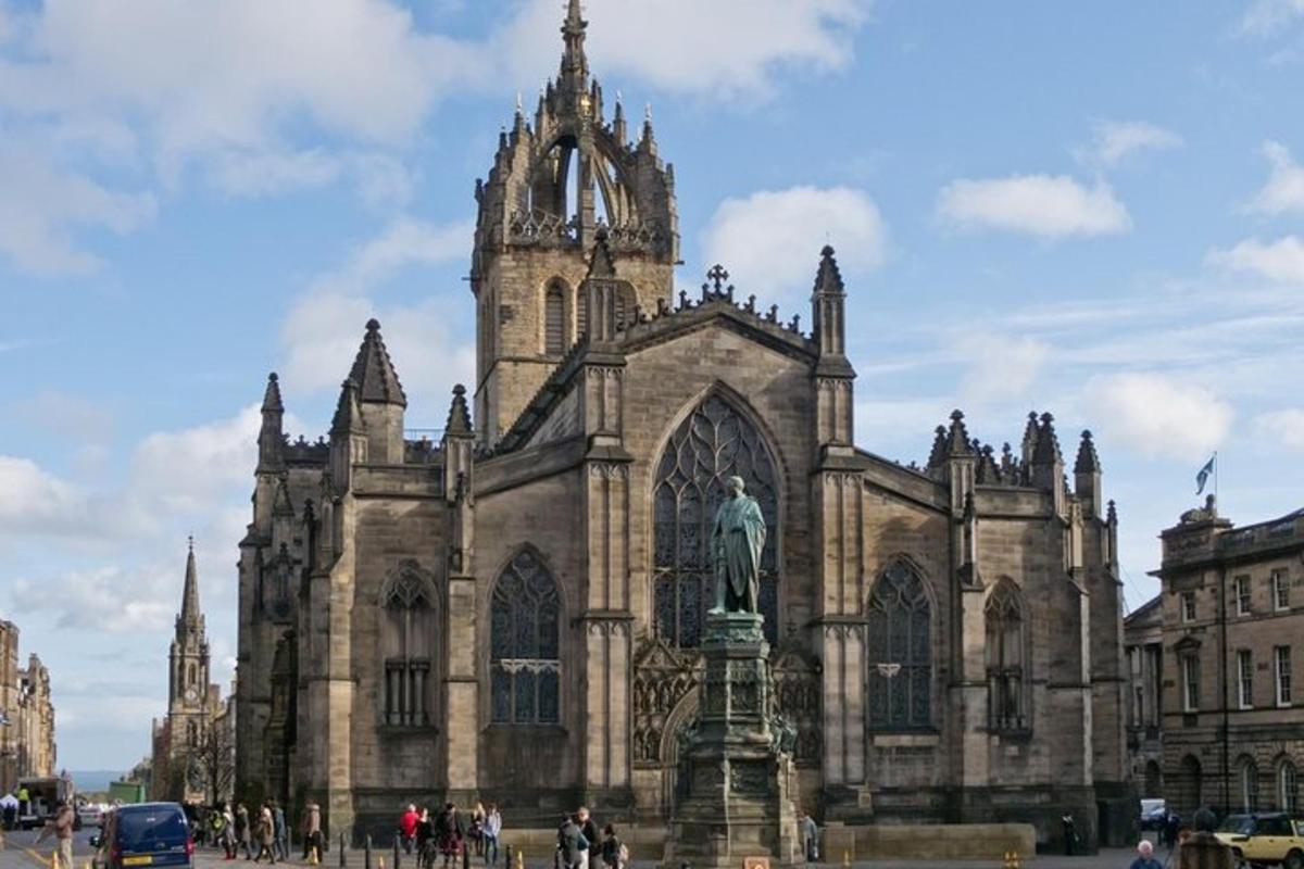 una gran catedral amb una estàtua al davant