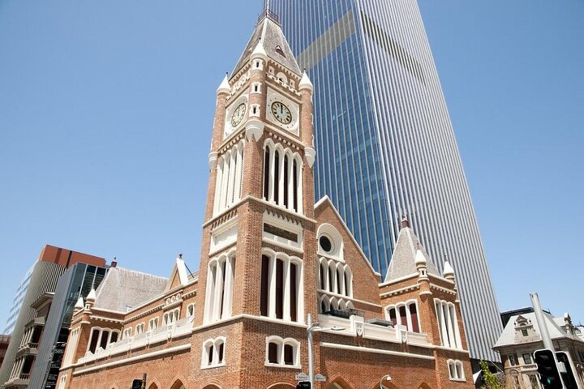 un edificio con una torre dell'orologio di fronte a un grattacielo