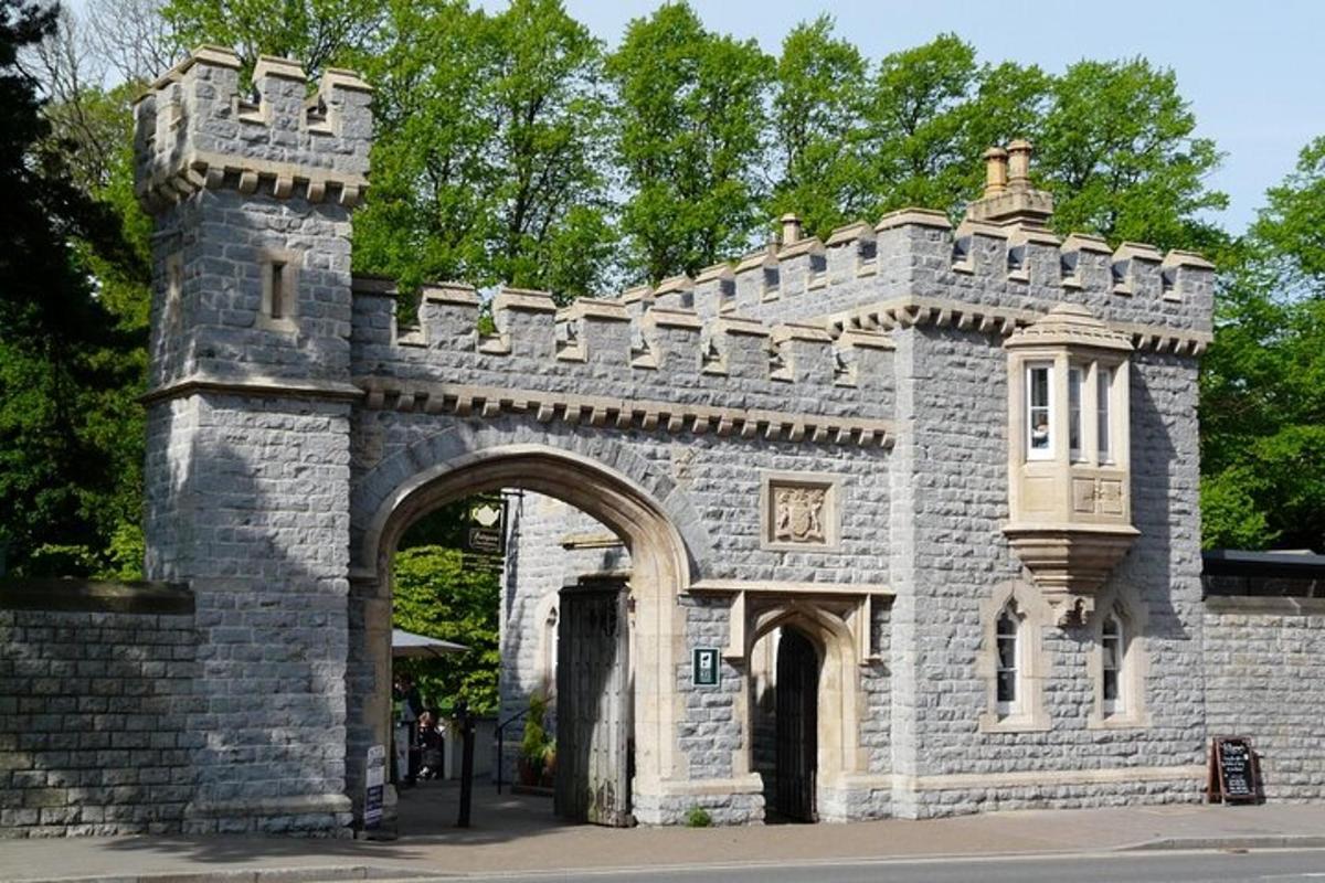 un edificio in pietra con un arco in un parco