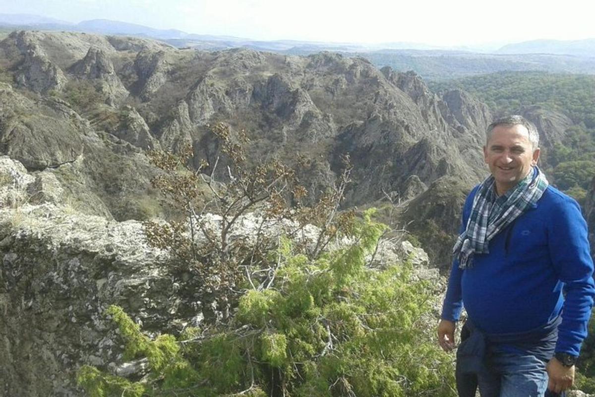 maður stendur á brún fjalls